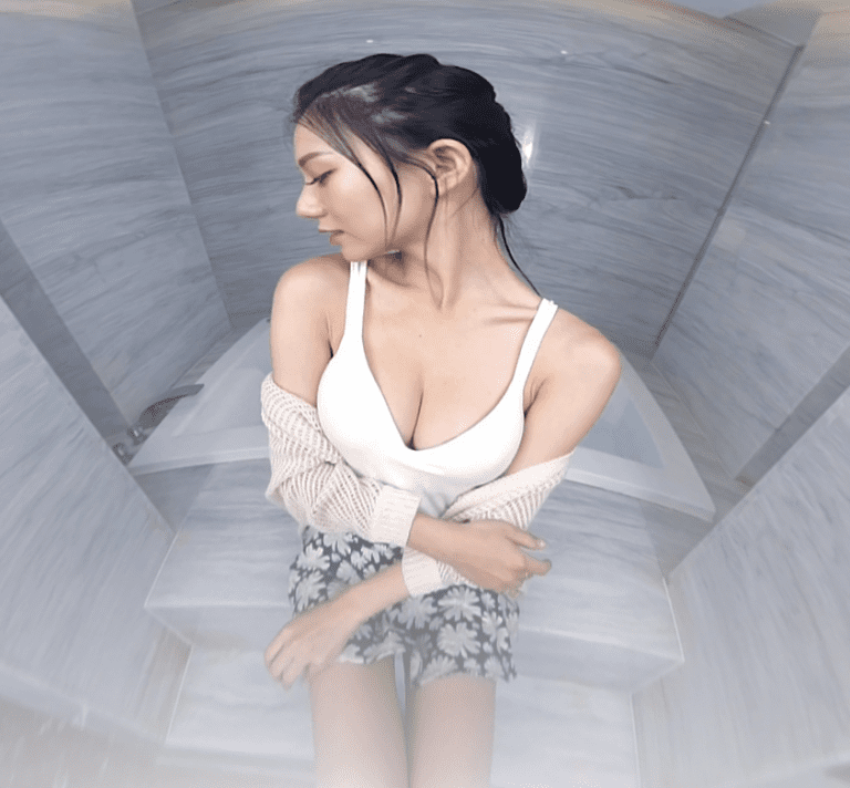 国产vr - 极品美女浴池边的激情互动