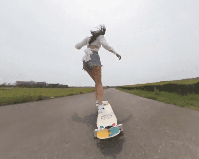 虚拟现实 - 牛仔热裤长腿美女的滑板运动