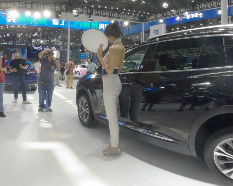 白衣 车模 Sexy car models in white