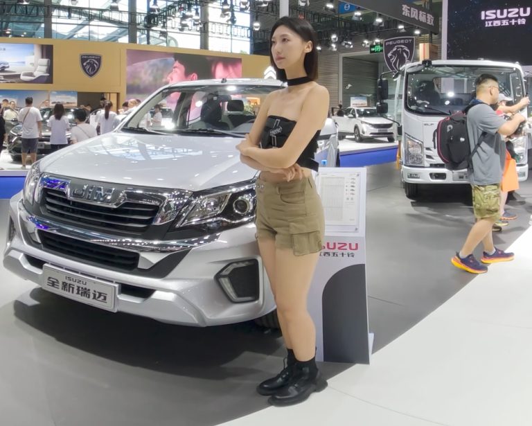 高挑车模 Tall girl at the auto show