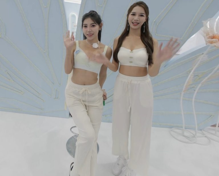 vr model – 两位靓模的问候 – Two model say hello to U