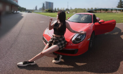 免费看VR资源写真 在保时捷旁边与她邂逅