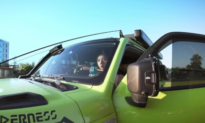 VR电影免费资源下载 越野车 清纯精致美女